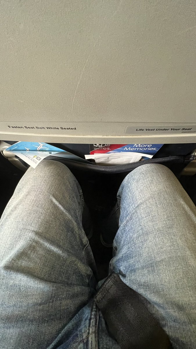 ChFxPro's tweet photo. Fuck you @AmericanAir This is fucking ridiculous. https://t.co/HWURBe1uG5