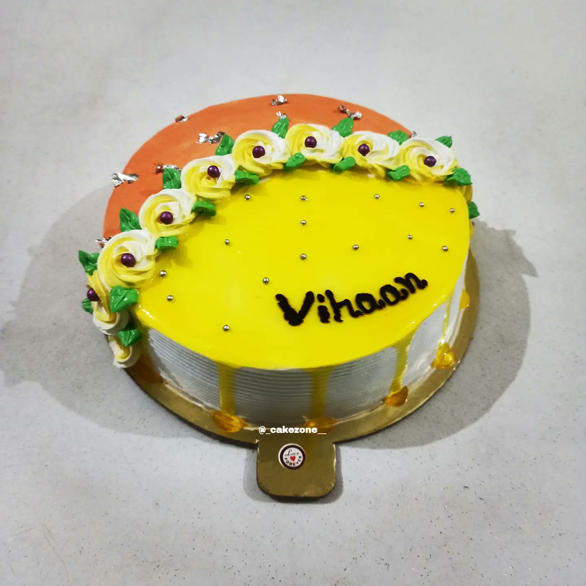 cakezone__'s tweet photo. 💯%Eggless👍
Cake for birthday boy "Vihaan"🧒
Flavour- Pineapple🍍💛💛
Pounds - 2
Direct message us for orders📩📩
.
.
#cakesmash #egglessbakery #pineapplecake #egglessbaking #amazingcakeideas #floralcakedesign #saharanpur #pineapplecakedesign https://t.co/JJ1rxf01Gs