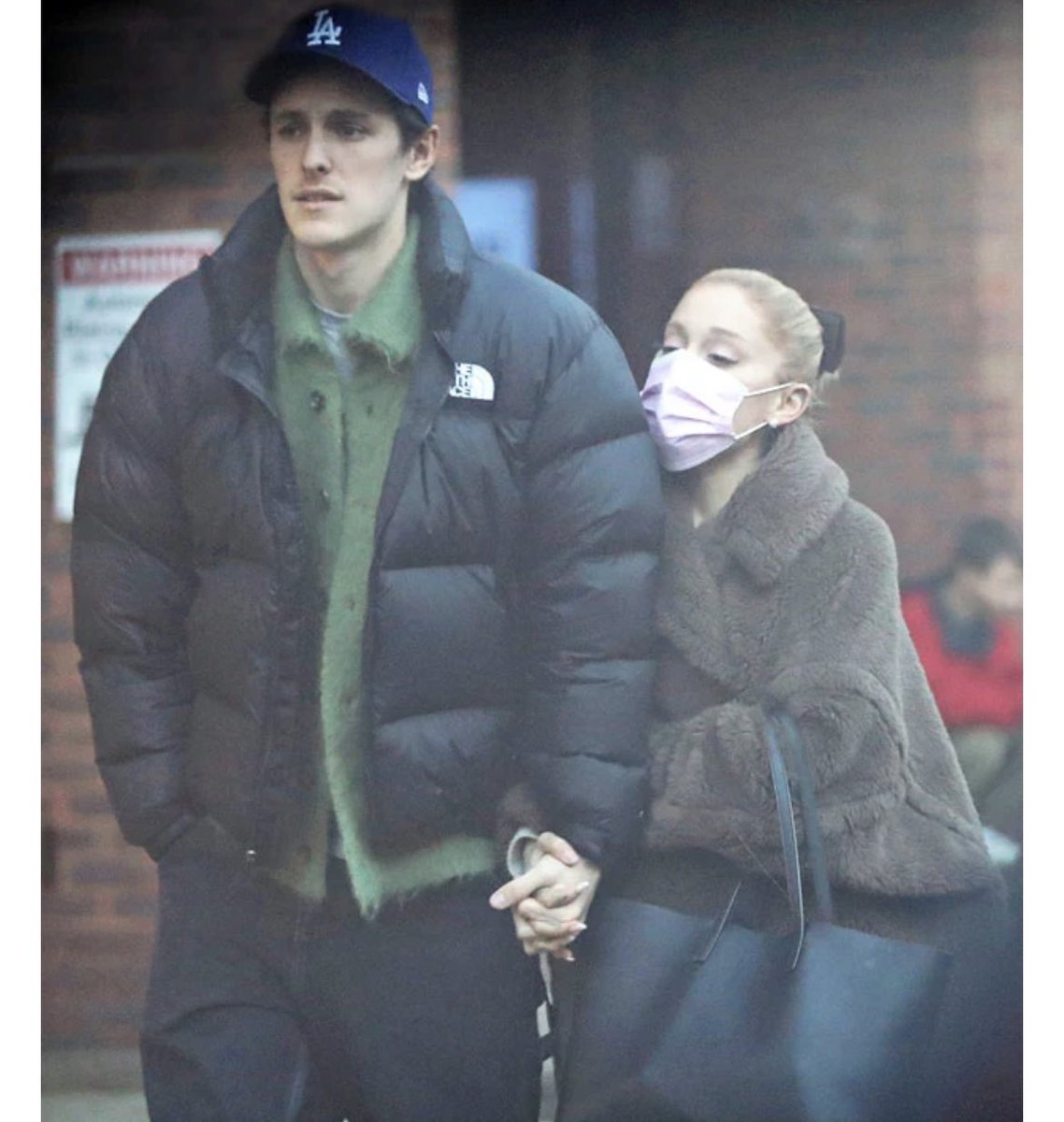 arianasources_'s tweet photo. Ariana Grande and her husband Dalton Gomez visited a crepes stand in London on January 23th :) https://t.co/6blce8pSgo