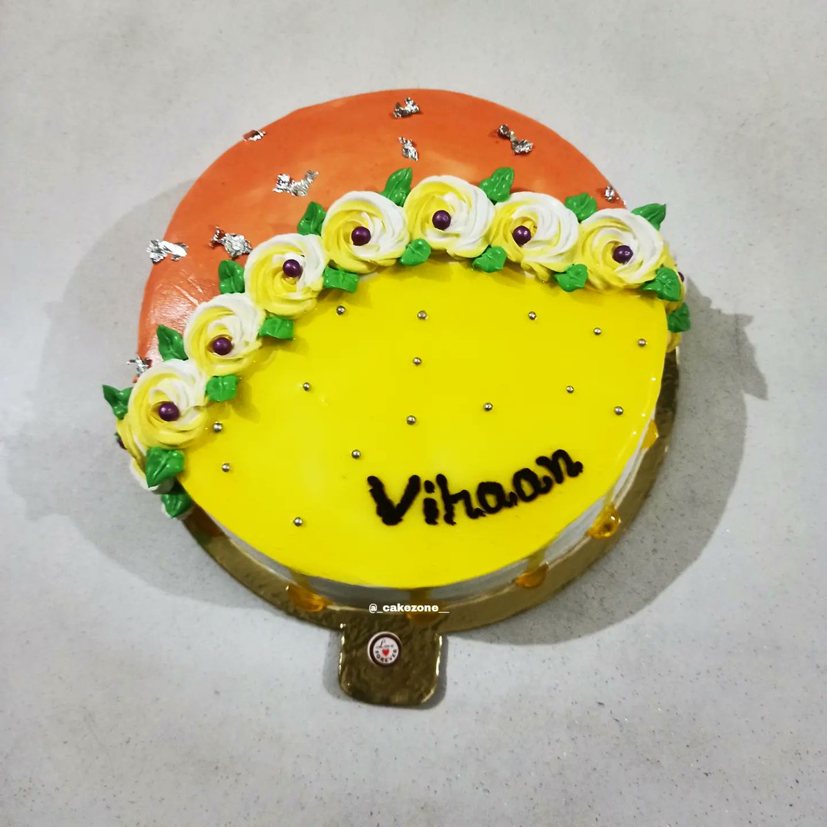 cakezone__'s tweet photo. 💯%Eggless👍
Cake for birthday boy "Vihaan"🧒
Flavour- Pineapple🍍💛💛
Pounds - 2
Direct message us for orders📩📩
.
.
#cakesmash #egglessbakery #pineapplecake #egglessbaking #amazingcakeideas #floralcakedesign #saharanpur #pineapplecakedesign https://t.co/JJ1rxf01Gs