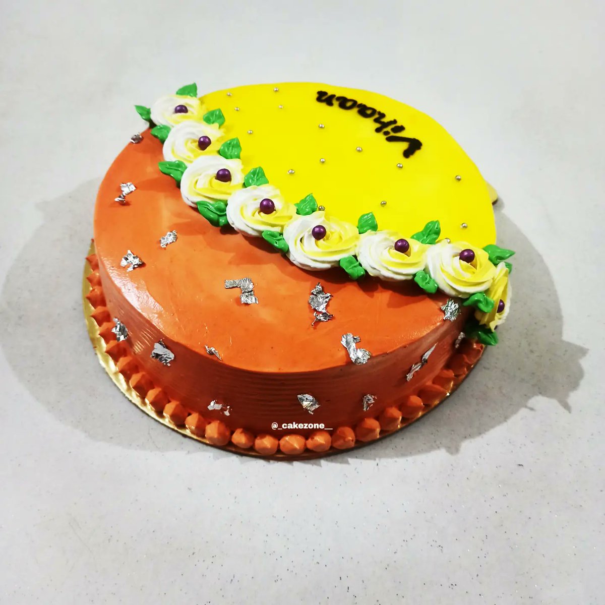 cakezone__'s tweet photo. 💯%Eggless👍
Cake for birthday boy "Vihaan"🧒
Flavour- Pineapple🍍💛💛
Pounds - 2
Direct message us for orders📩📩
.
.
#cakesmash #egglessbakery #pineapplecake #egglessbaking #amazingcakeideas #floralcakedesign #saharanpur #pineapplecakedesign https://t.co/JJ1rxf01Gs