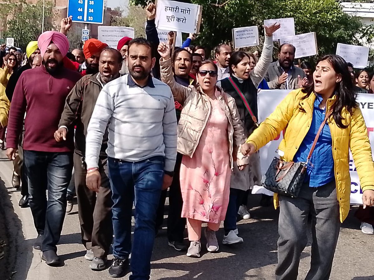 sumit_goklaney's tweet photo. @AmitShah #amitshah sir please give time to protesting teachers of UT of Chandigarh. Bharat Mata ki Jai 🙏🙏@AmitShah @BJP4India @arunsoodbjp @narendramodi @PMOIndia @dpradhanbjp #educationBandhInChandigarh
#implementCSR2022
#educationInAidedCollegesMatter https://t.co/B2DCz2MJdd