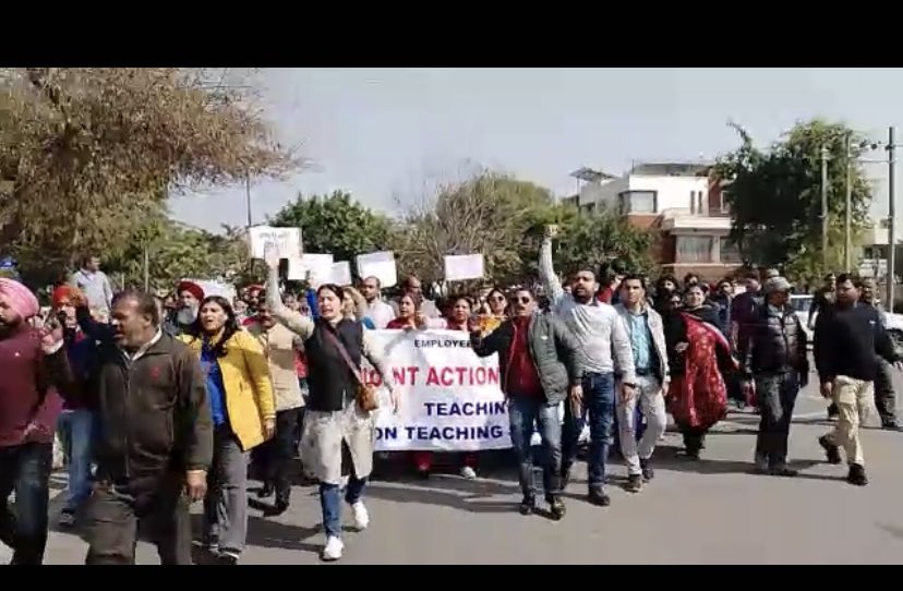 sumit_goklaney's tweet photo. @AmitShah #amitshah sir please give time to protesting teachers of UT of Chandigarh. Bharat Mata ki Jai 🙏🙏@AmitShah @BJP4India @arunsoodbjp @narendramodi @PMOIndia @dpradhanbjp #educationBandhInChandigarh
#implementCSR2022
#educationInAidedCollegesMatter https://t.co/B2DCz2MJdd