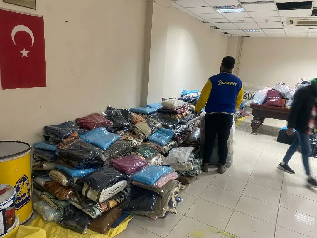 BucaFanClub's tweet photo. Bu zorlu günleri hep birlikte dayanışmayla atlatacağız. Yardım toplama alanımıza çeşitli ihtiyaçlar gelmeye devam ediyor. Destek vermek isteyen herkesi Buca Arena Stadyum`una bekliyoruz. https://t.co/k3c894Ti9Y