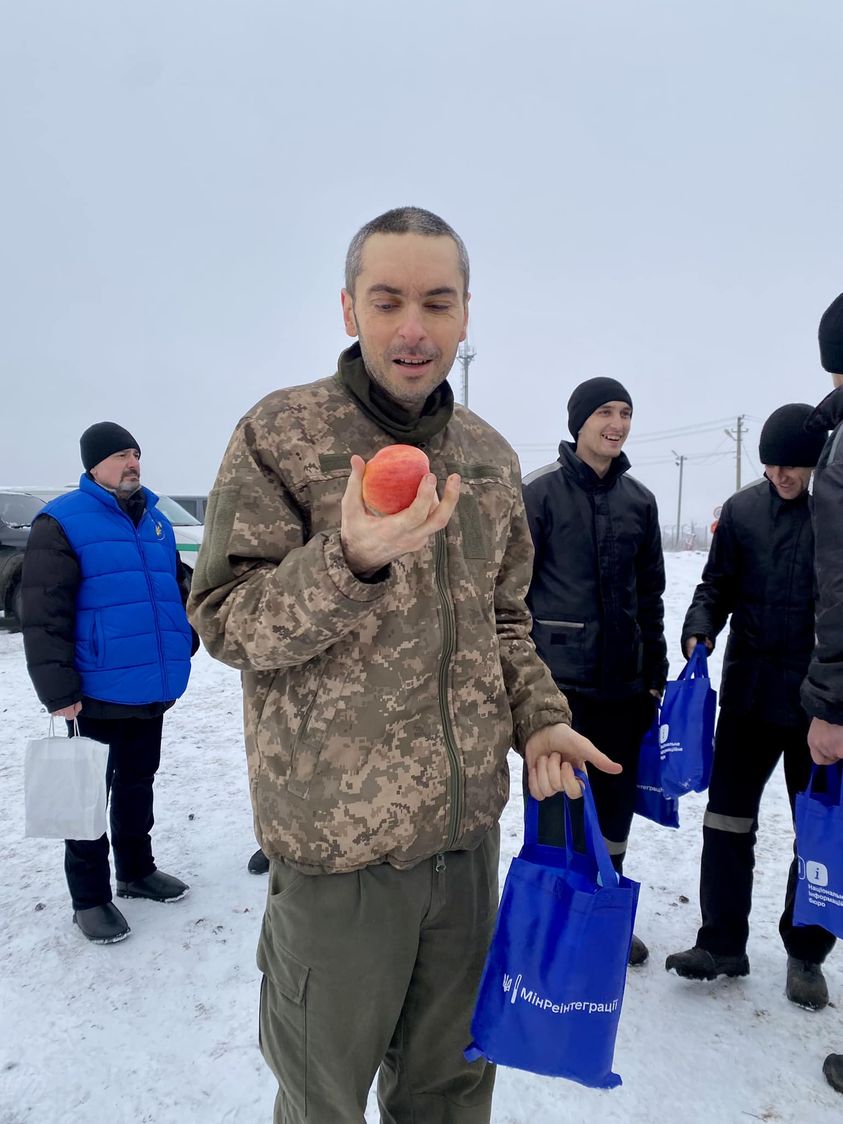 UDoNation_'s tweet photo. Maksym Kolesnikov, released from captivity, holds an apple in his hands for the first time in almost a year. He is a former restaurateur, journalist and soldier of the Armed Forces of Ukraine.
Photo: Andriy Kachor. https://t.co/BGTK4ThqCa