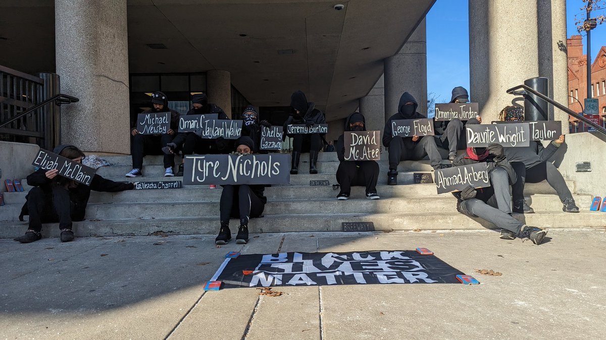 StayLiveStreams's tweet photo. Louisville activists bring awareness to names of black lives taken by police brutality outside of the Hall of Justice so that the world will never forget #sayTheirNames #writeTheirNames #sprayTheirNames #chantTheirNames https://t.co/DQysiey0qM