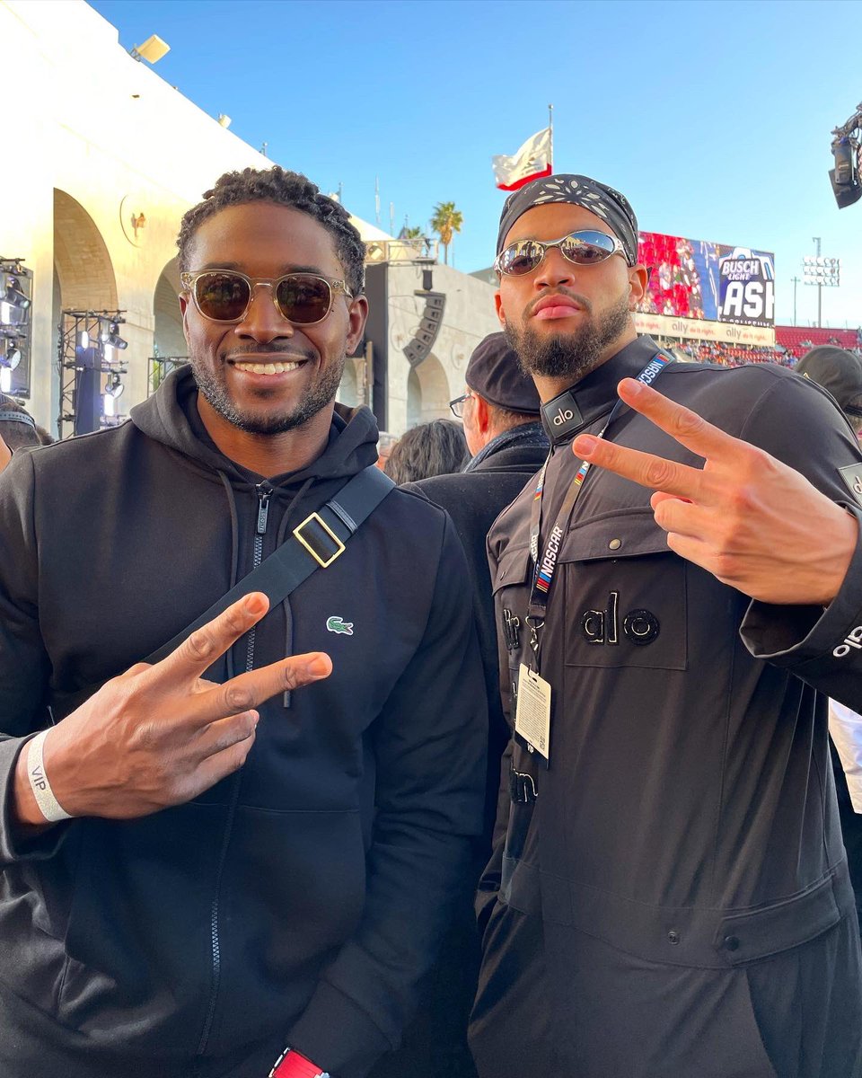 USC_Athletics's tweet photo. Two @uscfb legends taking in a @NASCAR race at the @lacoliseum.

@ReggieBush • @CALEBcsw https://t.co/bseDg9Zt8v