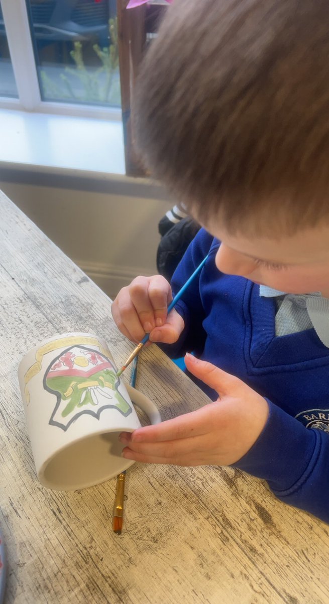 MissSHEdwards's tweet photo. The artist at work!⚽️☕️♥️ https://t.co/at6HsxhL40