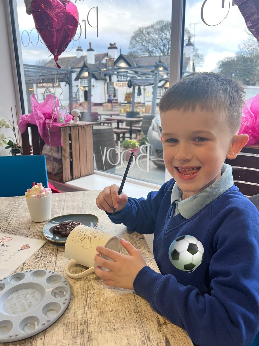 MissSHEdwards's tweet photo. The artist at work!⚽️☕️♥️ https://t.co/at6HsxhL40