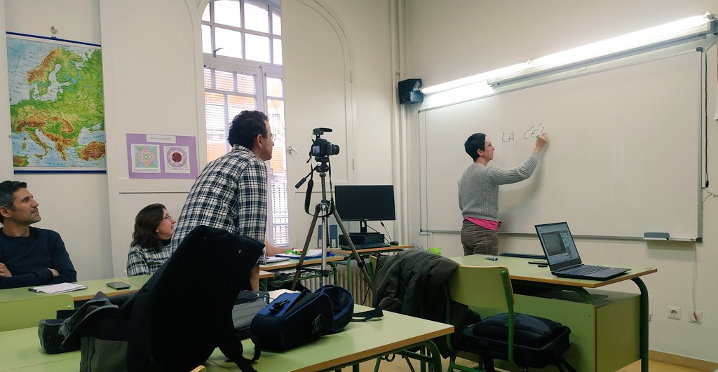 ingles2_CFIEVA's tweet photo. 👉Hoy formación del @CEPA_Muro en técnicas de edición de vídeos educativos. Su profesorado ha aprendido con @proftecnvall a transformar un aula en un pequeño estudio, ideal para la docencia a distancia, y a usar #Stream #Microsoft

@cfievalladolid @educacyl

#FormaciónCyL #TiCyL https://t.co/bx37czj2U4