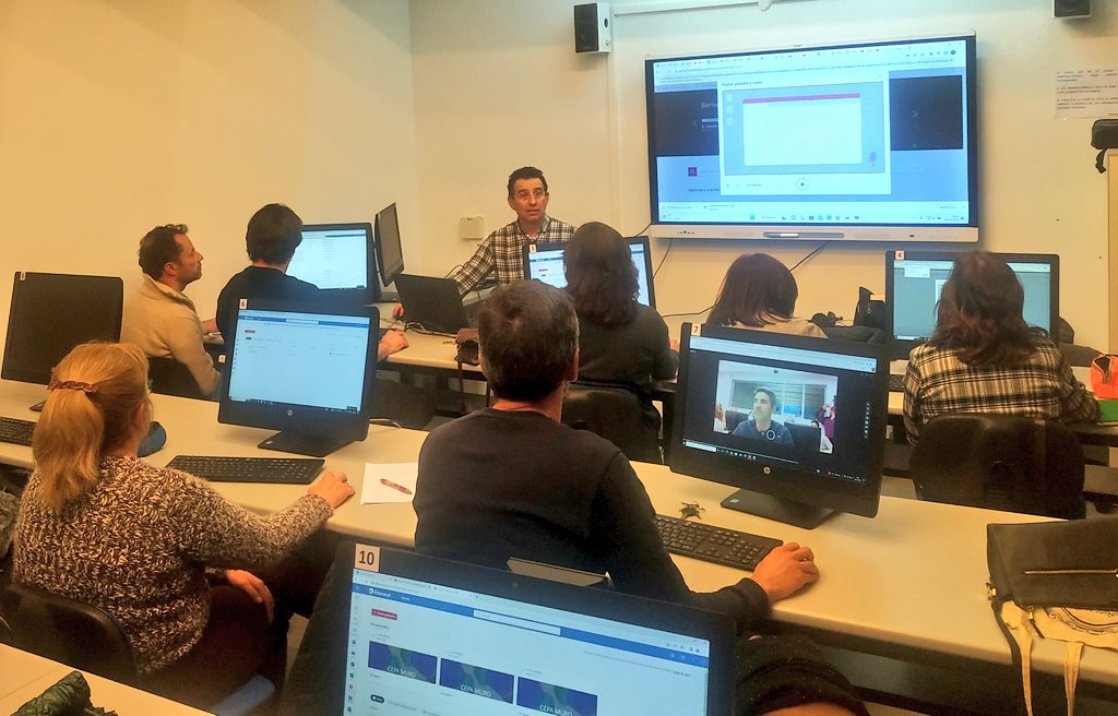 ingles2_CFIEVA's tweet photo. 👉Hoy formación del @CEPA_Muro en técnicas de edición de vídeos educativos. Su profesorado ha aprendido con @proftecnvall a transformar un aula en un pequeño estudio, ideal para la docencia a distancia, y a usar #Stream #Microsoft

@cfievalladolid @educacyl

#FormaciónCyL #TiCyL https://t.co/bx37czj2U4