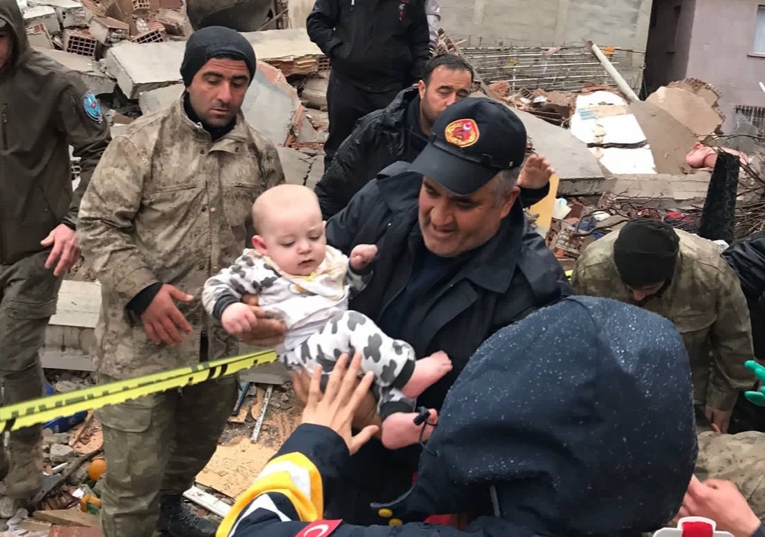 “Her kim Müslüman kardeşinin bir ihtiyacını giderirse Allah da onun bir ihtiyacını giderir. Her kim de bir Müslüman’ın bir sıkıntısını giderirse Allah da onun (bu iyiliği sayesinde) kıyamet sıkıntılarından birini giderir.” 

(Müslim, Birr, 18)