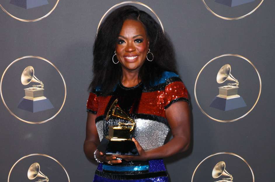 ReadingU_'s tweet photo. Viola Davis gana un Grammy…
¿Se convirtió en cantante? No, le puso voz a su audiolibro 🎧 https://t.co/2df5aX2nJt
