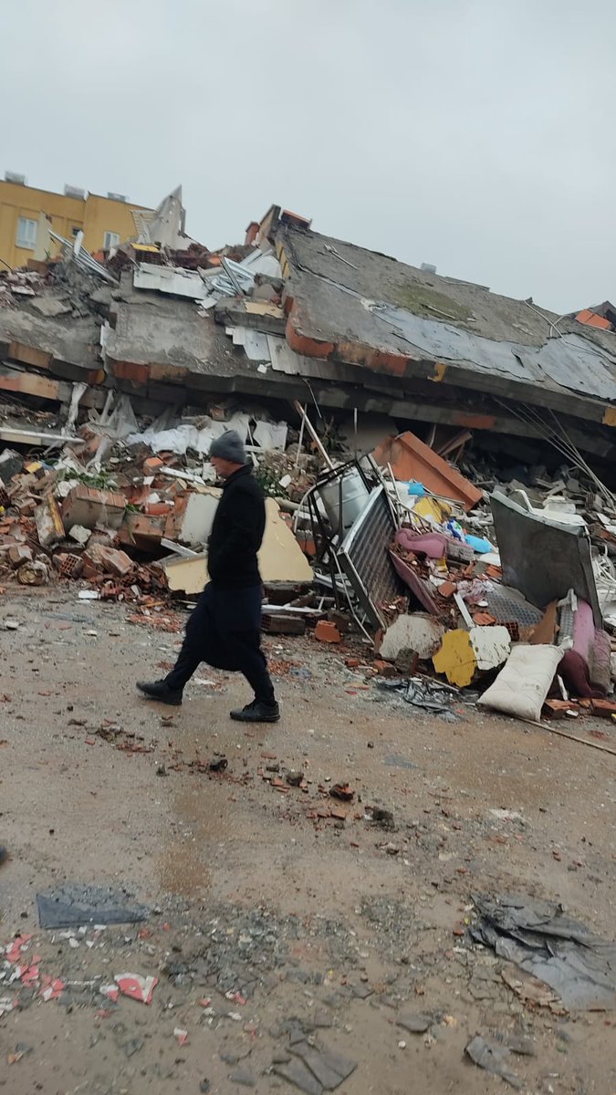 DeryaNu68245810's tweet photo. Nolur sesimizi duyun halam ,eşi ve oğluna ulaşamıyoruz. Bir araç dahi gelmedi yardıma bir iş makinesi gelse belki hemen bulunacaklar. Kaç saat oldu duyun sesimizi 
ADRES:
Yeşilyurt mahallesi 2113 sok saadet apt adıyaman merkez
İcerdekiler : Nevin Tosun Aziz Tosun ve Mirkan Tosun https://t.co/c2DwBu8Sjb