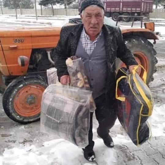 cihatozell's tweet photo. Bu Görüntü Afyon’dan. Dondurucu Soğuğa Rağmen Traktörüyle Depremzedelere Yardım İçin Koşturan Koca Yürekli Dayımız Allah Senden De Razı Olsun.
#Turkey #deprem #depremde https://t.co/lY24r4aXCG