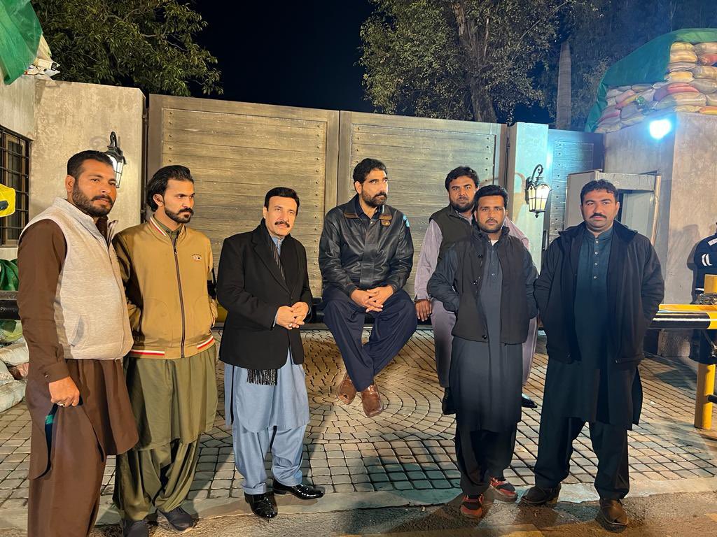AzaamKhanNiazi's tweet photo. اپنے چئیرمین عمران خان کی حفاظت کے لیے زمان پارک گھر کے باہر موجود-
ہماری جان ہمارا مان سب کچھ حاضر ہیں
 #جیل_بھرو_تحریک https://t.co/cr3QYoZh81