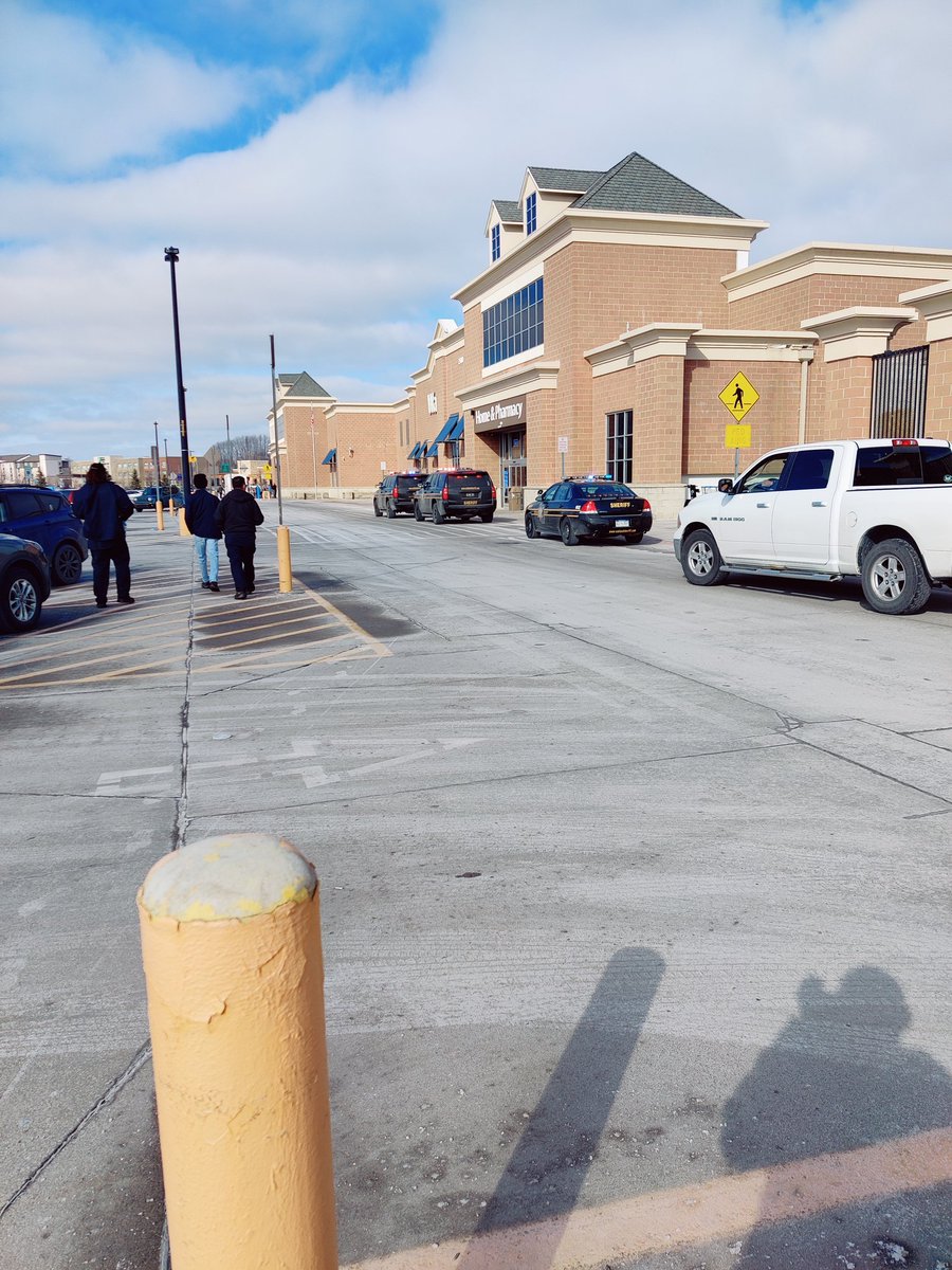 GoddessKeif's tweet photo. Class act here.

Man calls and says "if you hang up I'm going to blow up the building...i put a Bo.mb inside @Walmart ""
 
They said the guy said give them like 5k in apple card or cash as the ransom..

Rofl like wtf apple gift cards... Omg

South Adams Walmart Rochester MI https://t.co/cJIrhZhW8J