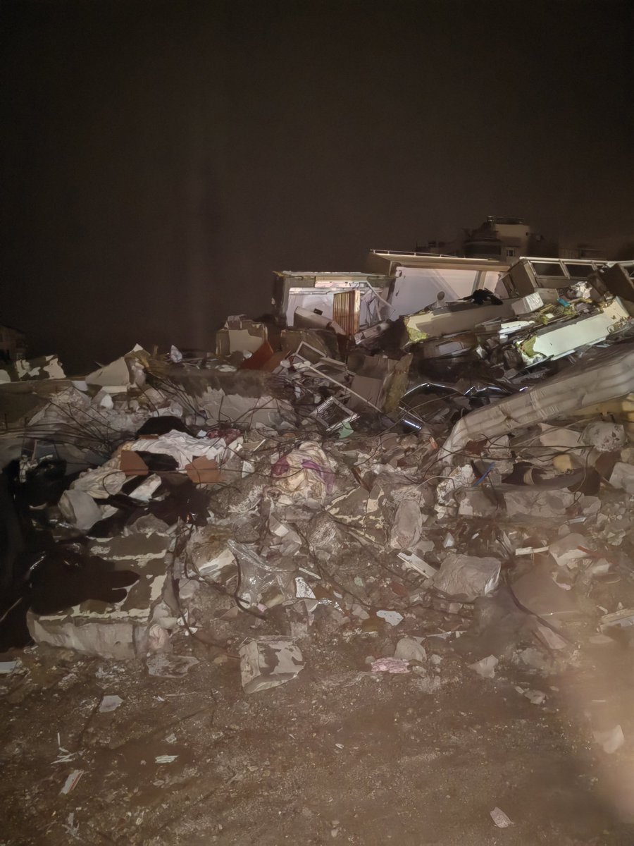 saitbilgin's tweet photo. Aramaları açamıyoruz. Enkaz bu şeklide, afad bile yok. Akşam olan çalışmayı da durdurmuşlar. Gecenin soğuğunda ve yoğun yağmurda canlarımız binanın altında. Çıt yok, ses yok, gelişme yok. Hepinizden Allah razı olsun, merak ediyorsunuz ama lütfen aramayın, soru sormayın... https://t.co/6pmAlmeru3