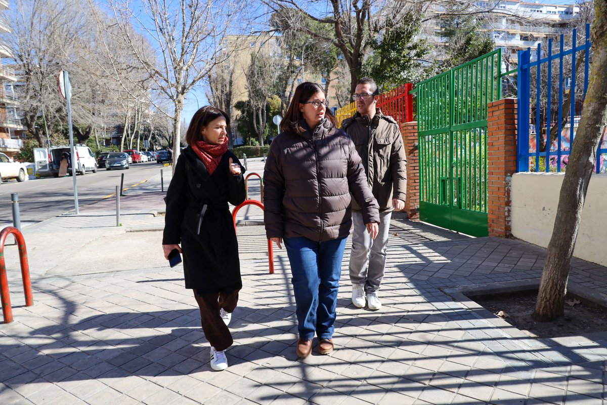 AytoMostoles's tweet photo. Hemos recorrido las calles Pintor Velázquez, El Greco, Miró, Echegaray, Fortuny y la Avenida de Portugal, para comprobar el estado de este barrio del Distrito 2, tomar nota de los desperfectos y poner en marcha acciones para repararlos #Móstoles #MóstolesComoNuevo https://t.co/KKeIF1gQpo