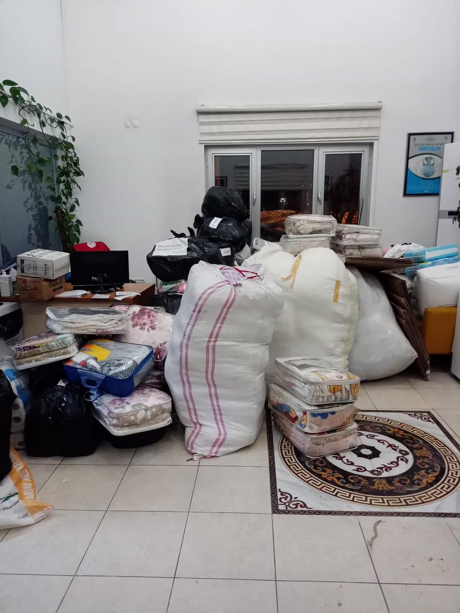 Eldivan SYDV tarafından deprem bölgesine gönderilmek üzere toplanan yardımlar yola çıkarılmak için paketlenmeye devam ediyor. 
Yardımda bulunmak isteyen vatandaşlarımız vakfımızın 0 376 311
2246-0 531 240 9903 - 0 545 485 5457 numaralı telefonlarından iletişime geçebilirler.