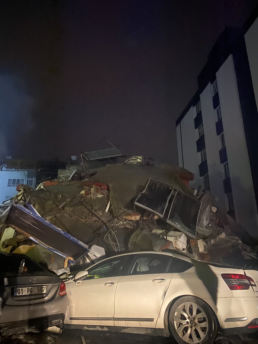 bizim enkaza daha dokunulmadı kişi sayısı yetersiz aynı zamanda liman da yanıyor nerede yardım ekipleri Adres Hatay İskenderun Sahil Caddesi Eren Apartmanı. Anneannem ve dedem enkaz altındalar ulaşamıyorum lütfen artık yardım edin aramadığım yer yazmadığım kişi kalmadı.