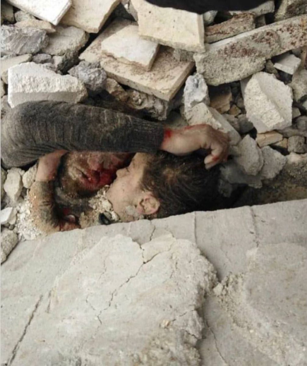 Bütün sosial media bu fotonun təsirindədir:

Türkiyədə zəlzələ zamanı qucaqlaşaraq dağıntılar altında həyatını itirən ata və qızı.😢💔🇹🇷