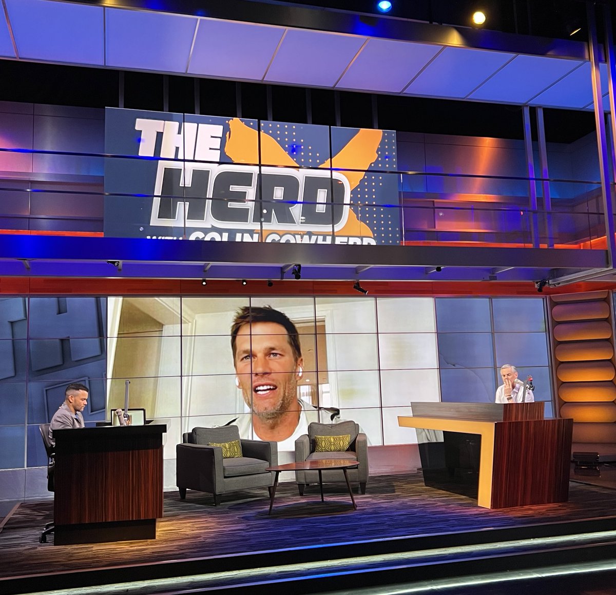 TheHerd's tweet photo. 👋 @TomBrady https://t.co/uwSPrJN6Us