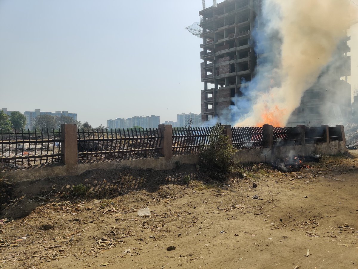 pinakin__'s tweet photo. Government agencies need to stop open fire like this..&amp; Pollution. Location : opposite bhesan STP Surat.. @MySuratMySMC @CommissionerSMC @MySuratMySMC https://t.co/GO9w4mAJad