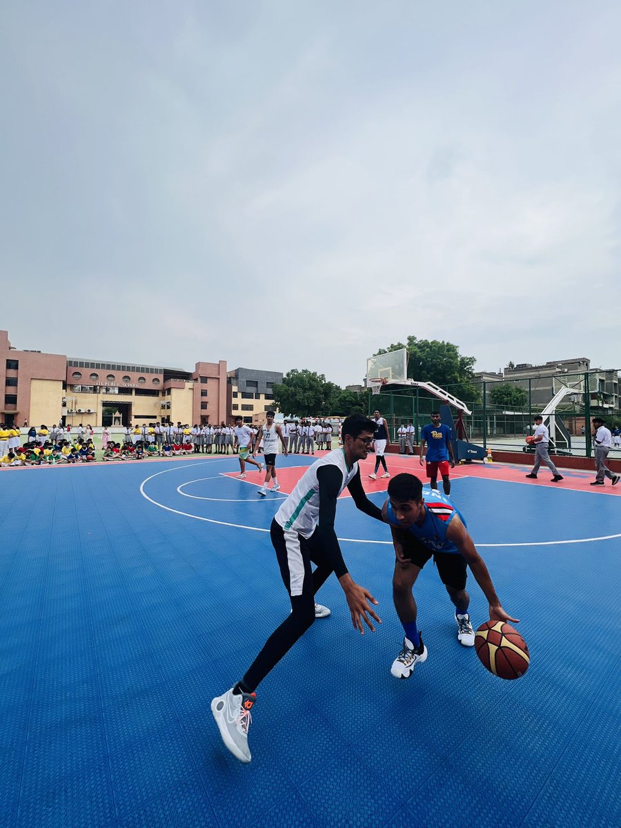 Exciting Alumni Basketball Game at our school !It was great to see former players come together and compete on the court,showcasing their skills and reliving old memories.
#AlumniSuccess #Basketball #SchoolPride #Alumni #CoachingPride #AlumniSuccess #BasketballFamily