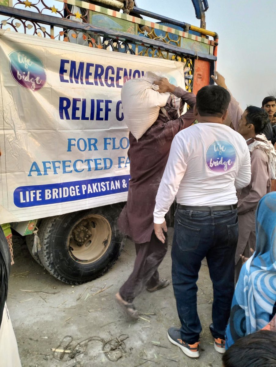 LifeBridgeUS's tweet image. No one should have to go hungry, least of all in times of crisis! We recently distributed meal kits in District Noshero Feroz, #Sindh to combat famine, malnutrition, and starvation.Together we can make a difference! #EndHunger #HelpThoseInNeed #FloodsInPakistan 
@DrChainani
