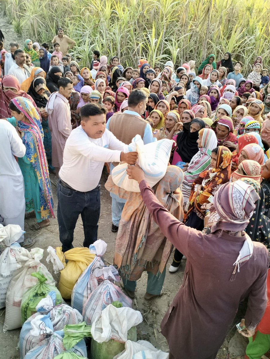 LifeBridgeUS's tweet image. No one should have to go hungry, least of all in times of crisis! We recently distributed meal kits in District Noshero Feroz, #Sindh to combat famine, malnutrition, and starvation.Together we can make a difference! #EndHunger #HelpThoseInNeed #FloodsInPakistan 
@DrChainani