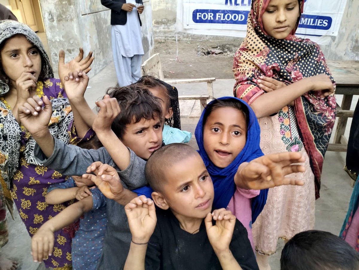 LifeBridgeUS's tweet image. No one should have to go hungry, least of all in times of crisis! We recently distributed meal kits in District Noshero Feroz, #Sindh to combat famine, malnutrition, and starvation.Together we can make a difference! #EndHunger #HelpThoseInNeed #FloodsInPakistan 
@DrChainani