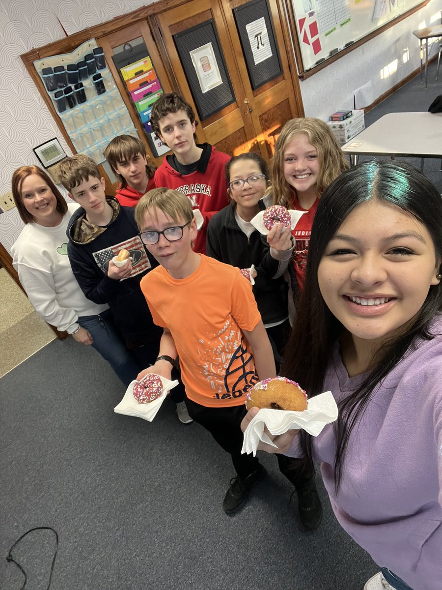 kjbenjamin1's tweet photo. Donut selfie to celebrate 1st period’s W on Jan.’s missing work challenge.  Students encouraging each other AND accountability?  Pretty magical. 💫🍩📝                       

#gobow #math8 #datadriven https://t.co/S81KRfyM5a