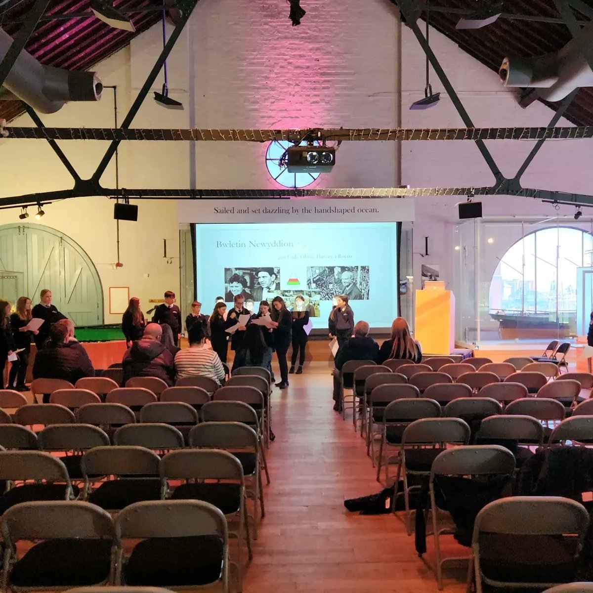 Pleser heddiw cael gweld ffrwyth llafur 7B a 7W <a href="/bryntawe/">Ysgol Bryn Tawe</a> wrth ymateb i gwestiwn allweddol Uned 1 'Arwyr Fy Ieithoedd' - diolch o galon i Amgueddfa'r Glannau <a href="/museumwales/">Museum Wales</a> am y croeso! <a href="/CymraegBrynTawe/">Cymraeg Bryn Tawe</a> <a href="/englishbryntawe/">Naomi Tootill-Evans</a> @ieithoedd_bryntawe #profiadcyfoethog