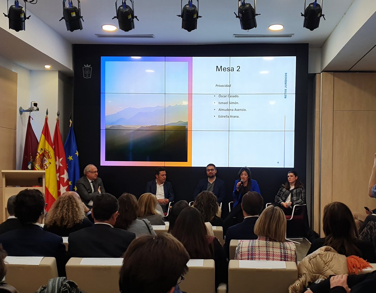 <a href="/OscarCasado_/">Oscar Casado</a> <a href="/icam_es/">Ilustre Colegio de la Abogacía de Madrid</a> Gran equipo on-stage!