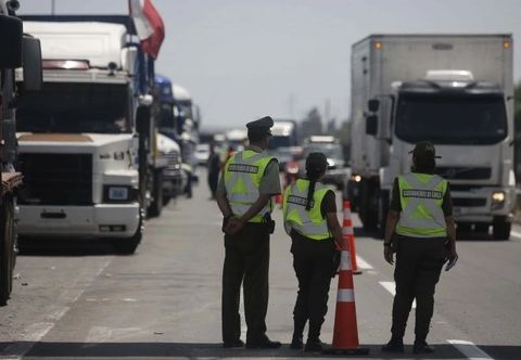 En solo 1 día se gestó el paro de camioneros que llenó las carreteras de máquinas.
Los incendios llevan 1 semana y aún no sacan máquinas solidarias.
Si aman tanto a su "patria", saquen sus camiones a la calle para ayudar.
