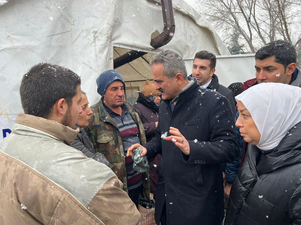 prof_mahmutozer's tweet photo. #Deprem bölgesinde vatandaşlarımızla birlikteyiz. Devletimiz her zaman milletimizin yanındadır. 

Bu zorlu günleri millet olarak el birliğiyle aşacağız. https://t.co/rzokF6NMyp