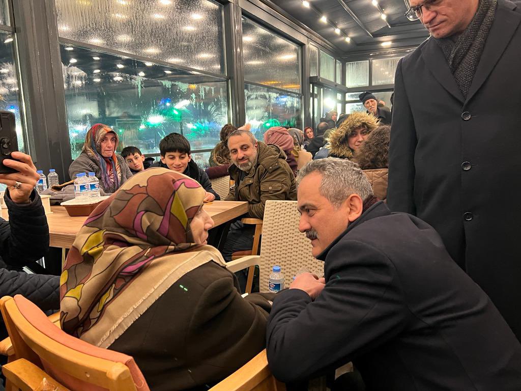 prof_mahmutozer's tweet photo. #Deprem bölgesinde vatandaşlarımızla birlikteyiz. Devletimiz her zaman milletimizin yanındadır. 

Bu zorlu günleri millet olarak el birliğiyle aşacağız. https://t.co/rzokF6NMyp