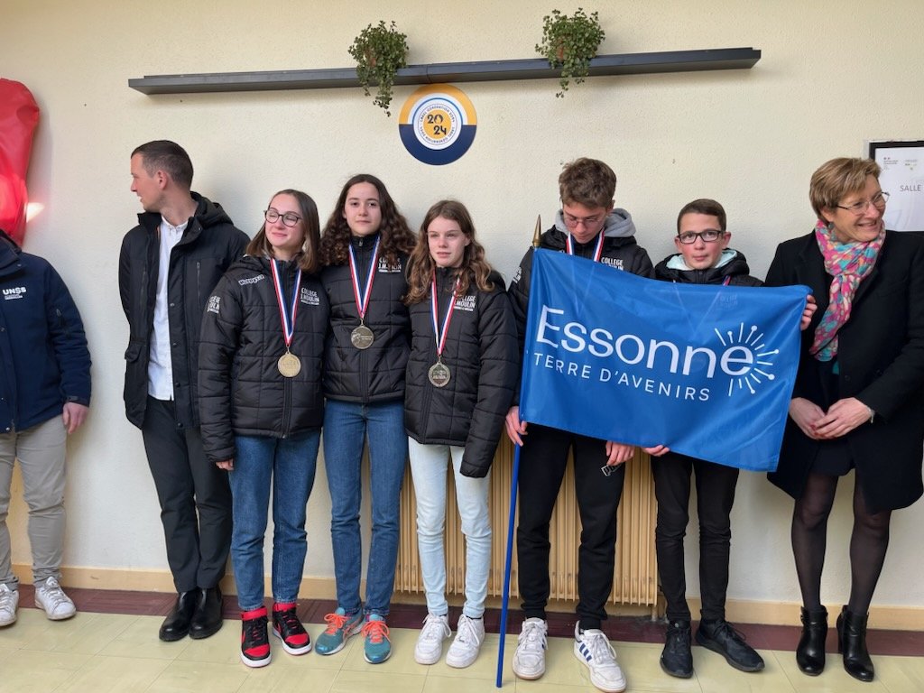 KarineCasalditE's tweet photo. Une très grande fierté pour @Ville_Verrieres : nos collégiens sont vice-champions de France de cross-country !!! Bravo @clgJeanMoulin91 pour l'accompagnement de ces champions 🥈
#cross #unss #eps 
@acversailles @EpsVersailles @NikolintagaE @RoyStev01 @unss @iledefrance @CDEssonne https://t.co/JEzosCWq7O