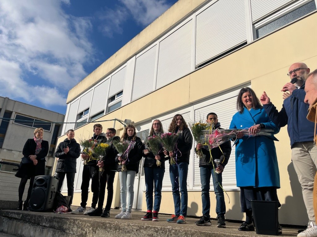 KarineCasalditE's tweet photo. Une très grande fierté pour @Ville_Verrieres : nos collégiens sont vice-champions de France de cross-country !!! Bravo @clgJeanMoulin91 pour l'accompagnement de ces champions 🥈
#cross #unss #eps 
@acversailles @EpsVersailles @NikolintagaE @RoyStev01 @unss @iledefrance @CDEssonne https://t.co/JEzosCWq7O