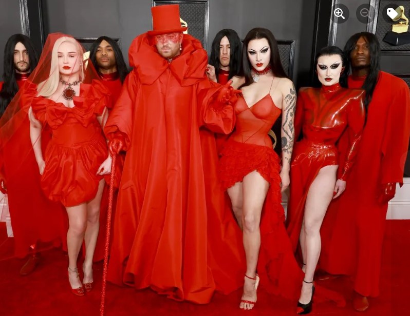 cherielle100's tweet photo. L'affaire Unholy de ce soir sponsorisée par P.f.i.z.e.r.
Quelle image voyez vous dans les lignes sombres de sa robe ? - https://t.co/Gne52zc4r7