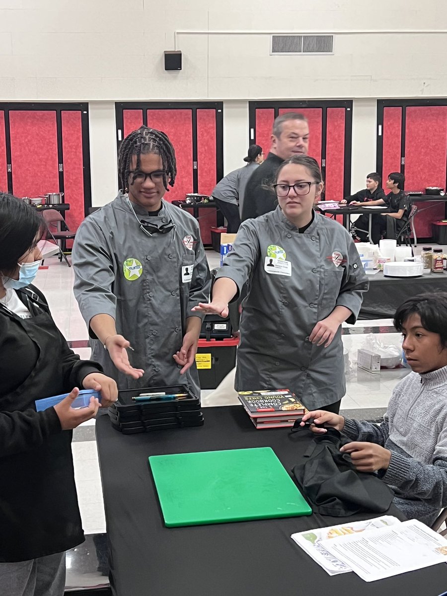 fullertonhigh's tweet photo. FUHS Culinary and Hospitality is working with Commonwealth Elementary students on food preparation and kitchen safety. @fjuhsd @Principal_Rubio https://t.co/ISc0vTVnfs
