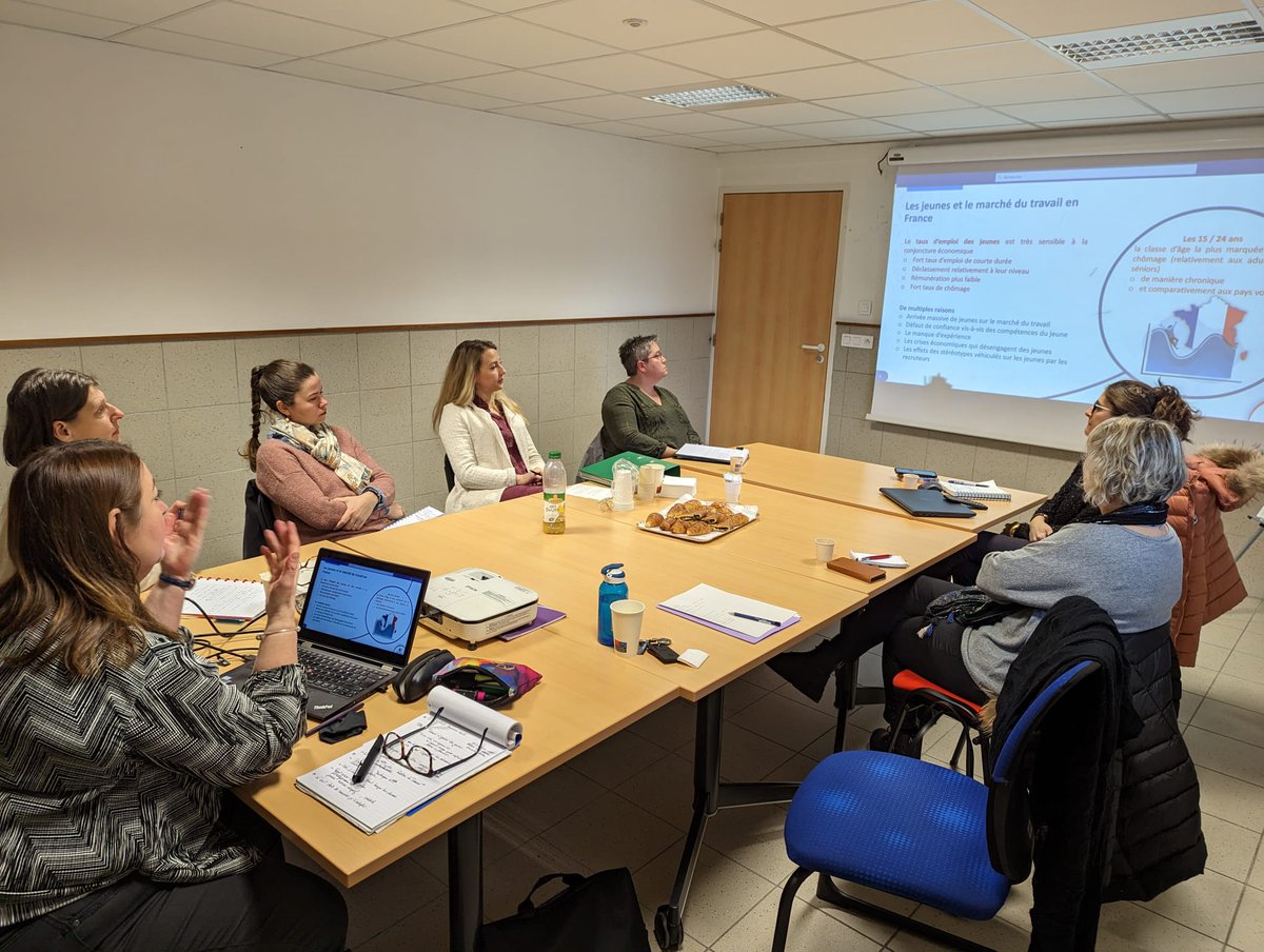 Recruter des #jeunes nécessite de bien les connaître. #aij et #cej présentés à des employeurs intéressés. Offre de service #psycho #cde #cdde . Dépasser les représentations.