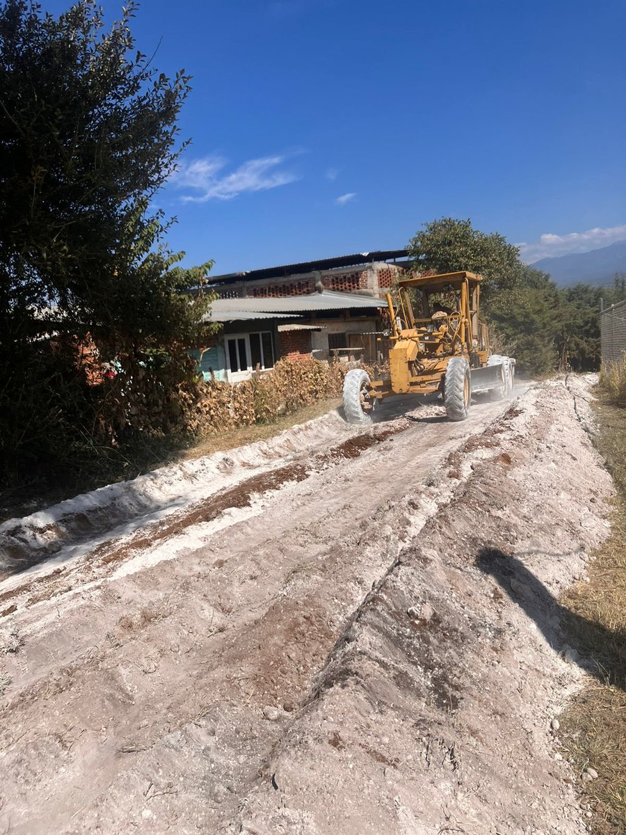sserment's tweet photo. Estabilización con cal de camino saca cosechas en Zacatepec Morelos. Es una alternativa con las 3 B’s, buena (resiliente), bonita (sustentable) y barata. #Estabilical #Calidra #SiempreAhí https://t.co/BsOZdhnUOr