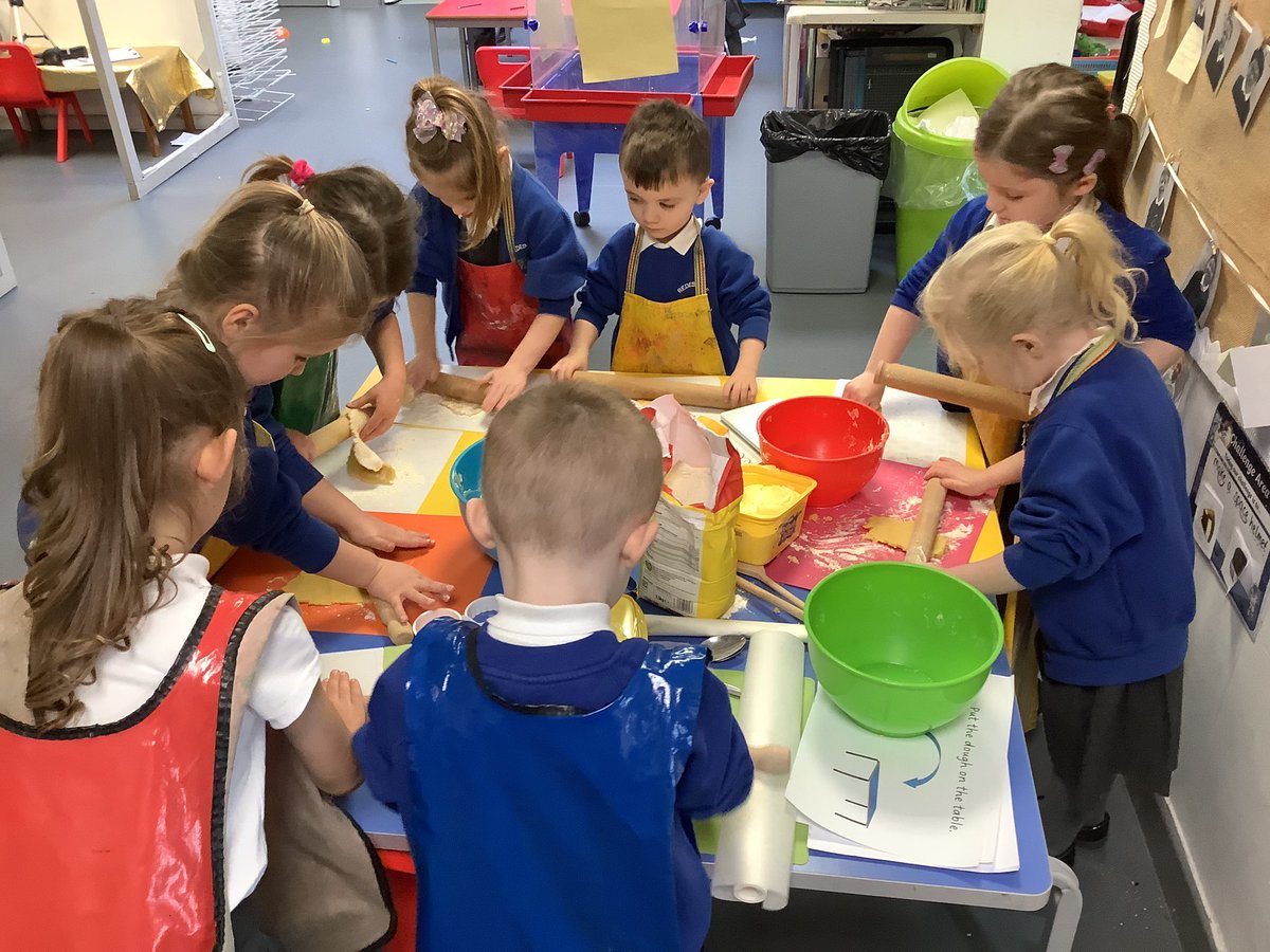 misscspenceRPS's tweet photo. Today we did some baking and made some shortbread. The children thought the biscuits were delicious! 👨‍🍳👩‍🍳 @RedesdalePrim https://t.co/mrhn5ZnZAD