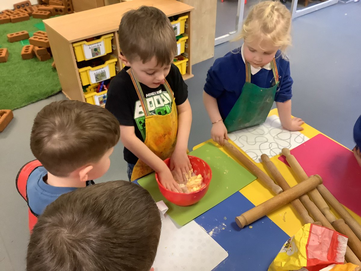 misscspenceRPS's tweet photo. Today we did some baking and made some shortbread. The children thought the biscuits were delicious! 👨‍🍳👩‍🍳 @RedesdalePrim https://t.co/mrhn5ZnZAD