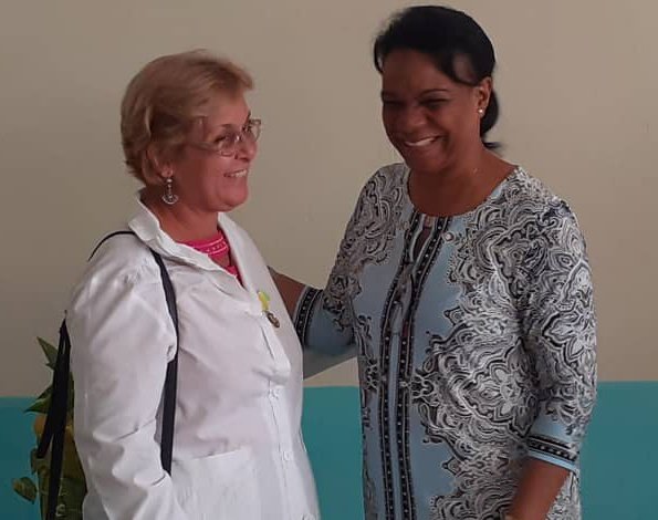 YagenPomares's tweet photo. La Dra Ively Blanco,es paradigmas d Banes en la medicina familiar,lleva 34 años d su vida en el CMF 16 del Policlinico Cesar Fornet.Admiración,orgullo y satisfacción senti por esta excelente profesional q recibió la medalla Piti Fajardo por la Viceprimera Ministra @InesMChapman https://t.co/FjU2L1tEfG