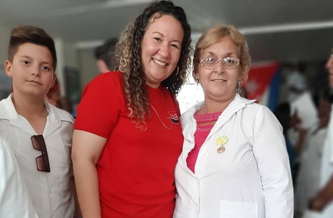 YagenPomares's tweet photo. La Dra Ively Blanco,es paradigmas d Banes en la medicina familiar,lleva 34 años d su vida en el CMF 16 del Policlinico Cesar Fornet.Admiración,orgullo y satisfacción senti por esta excelente profesional q recibió la medalla Piti Fajardo por la Viceprimera Ministra @InesMChapman https://t.co/FjU2L1tEfG