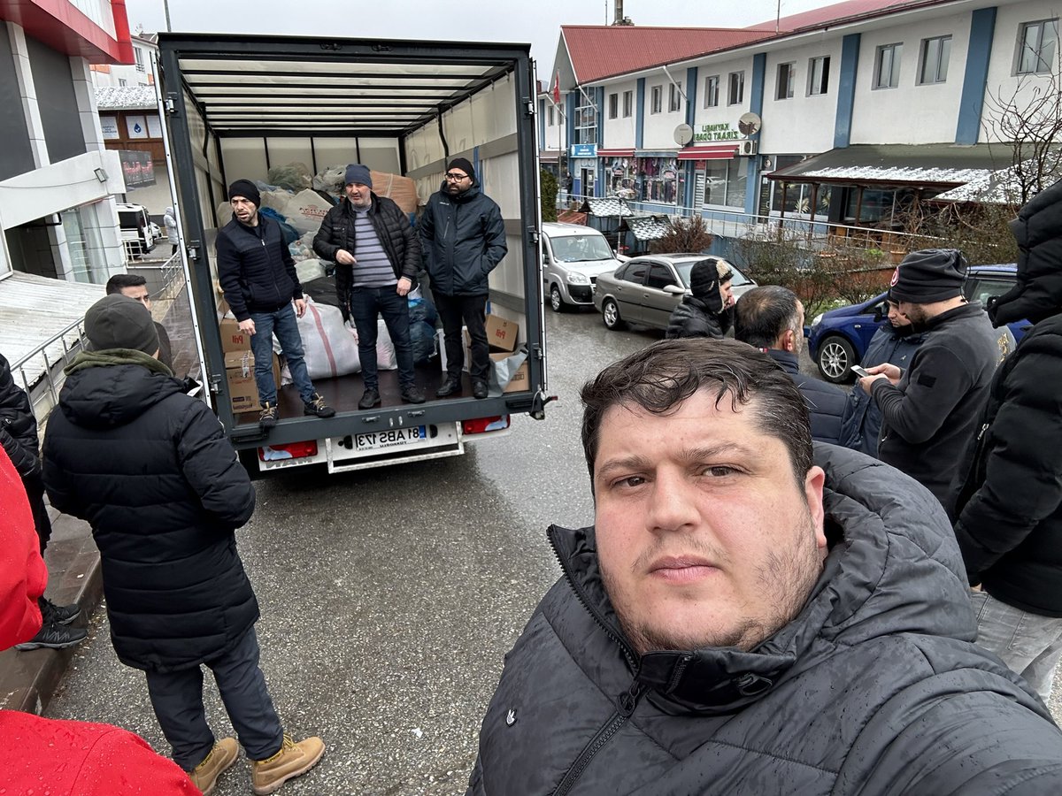 Emre811905's tweet photo. “ Düzce / Kaynaşlı “  YARDIM İÇİN KOŞTURAN, CANLA BAŞLA MÜCADELE EDEN İNSANLAR.   #Hatay #Maraş #Malatya #Kilis #DEPREM https://t.co/CzYpM9fBS8