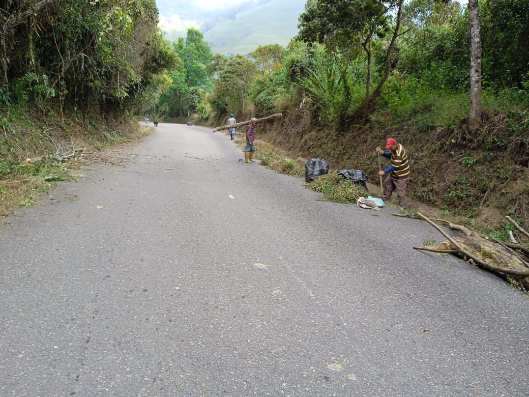 Miren como va quedando la via que conduce al Hotel Montaña de La Grita y toda la zona de Las Porqueras y el Himalaya. Luego vamos con la demarcación, señalización y alumbrado de toda esta zona y así apoyar el turismo en nuestro pueblo. Así debe mantenerse siempre. Lo lograremos!